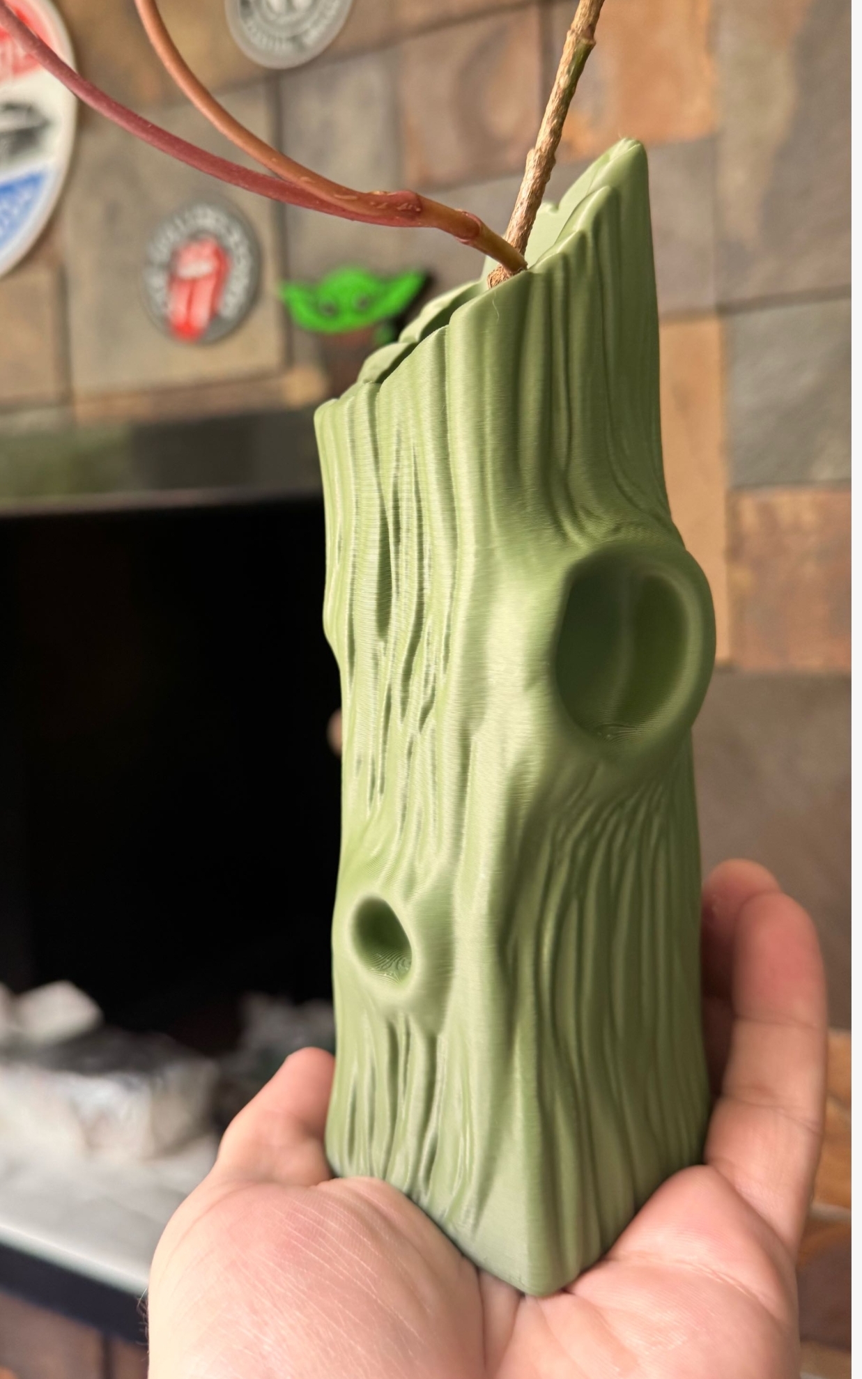 BÌNH HOA IN 3D DECOR – THIẾT KẾ THÂN CÂY NGHỆ THUẬT ĐỘC ĐÁO 🌿 Bạn đang tìm decor in 3D độc lạ để trang trí nhà cửa, bàn làm việc hay quán café? Mẫu bình hoa in 3D decor thân cây này chính là điểm nhấn nghệ thuật giúp không gian trở nên tinh tế và khác biệt. Được sản xuất bằng công nghệ in 3D hiện đại, chiếc bình mang hình dáng thân cây tự nhiên với các vân gỗ nổi 3D cực kỳ chân thật, tạo cảm giác vừa mộc mạc vừa hiện đại – rất phù hợp cho các phong cách decor tối giản, decor nghệ thuật, decor hiện đại. ✨ Điểm nổi bật của decor in 3D: ✔ Thiết kế decor in 3D độc đáo – không đụng hàng ✔ Công nghệ in 3D chi tiết cao – vân gỗ nổi cực đẹp ✔ Phù hợp decor bàn làm việc, decor phòng khách, decor quán cafe, studio ✔ Chất liệu nhựa bền, nhẹ – thích hợp trang trí lâu dài ✔ Kết hợp hoàn hảo với hoa khô, hoa giả, cành decor nghệ thuật 💡 Decor in 3D đang là xu hướng trang trí mới vì vừa độc đáo vừa mang tính nghệ thuật cao. Chỉ cần một chiếc bình hoa decor in 3D cũng đủ biến góc nhỏ trong nhà thành một không gian đầy cảm hứng. 📩 Inbox để đặt in 3D decor theo màu sắc hoặc kích thước riêng. #in3D #in3Ddecor #3Ddecor #decorin3D #3Dprintingdecor #binhhoa3D #binhhoain3D #decorphongkhach #decorbanlamviec #decorquancafe #decornghethuat #trangtrinhacua #3Dprinting #3Ddecorart