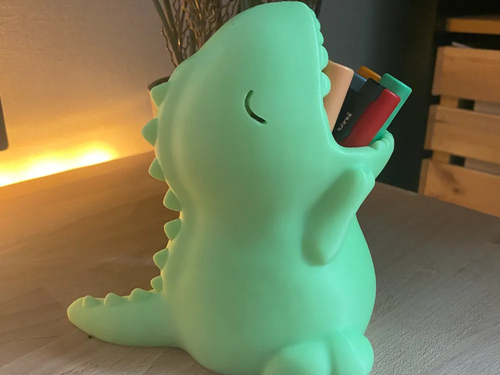 ỐNG CẮM BÚT KHỦNG LONG BẠO CHÚA T-REX NGÁP NGỦ – ĐỘC LẠ VÀ SIÊU DỄ THƯƠNG CHO GÓC HỌC TẬP!
